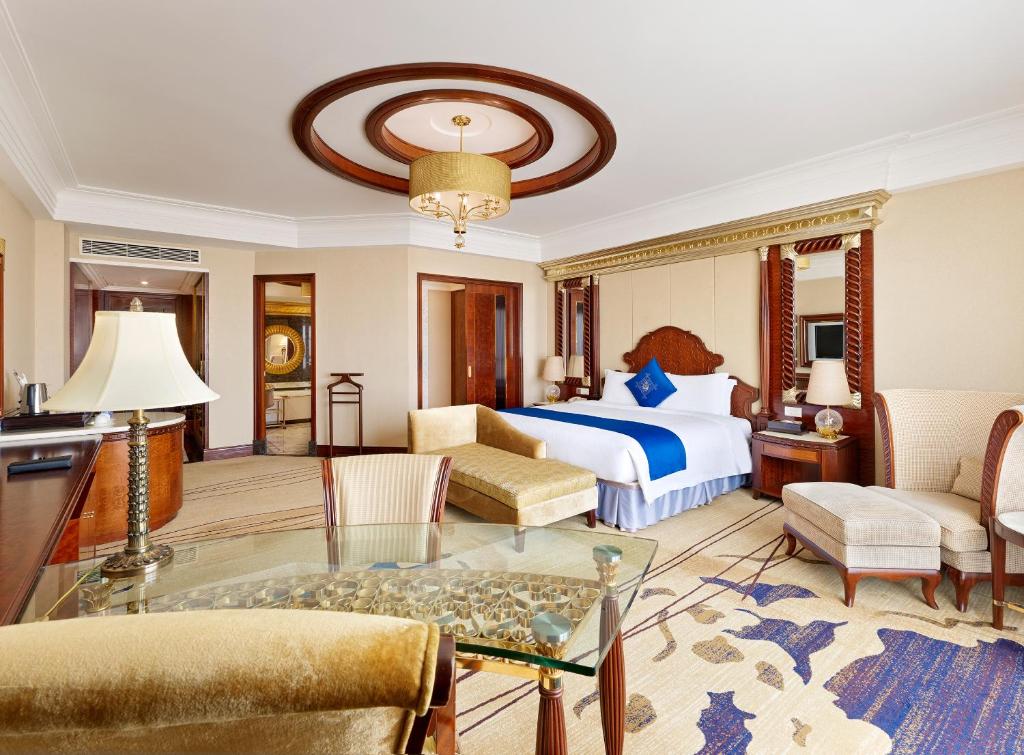 Postel nebo postele na pokoji v ubytování Regal Palace Hotel