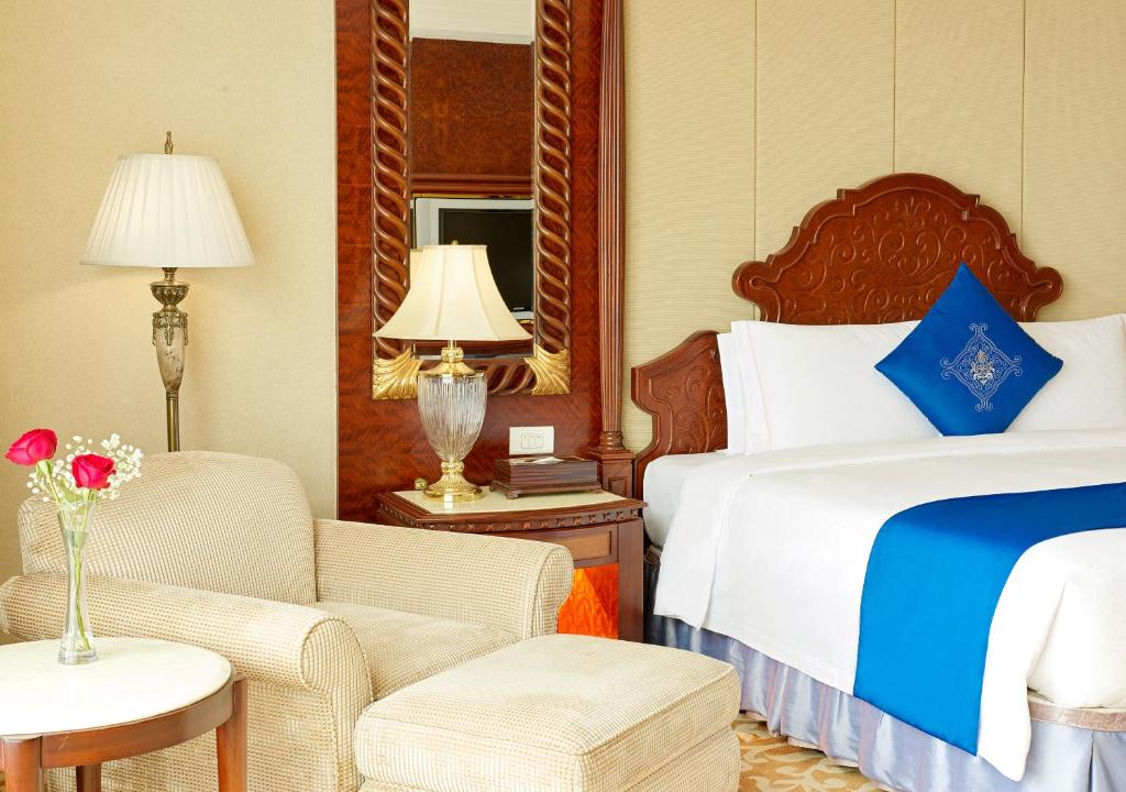 Postel nebo postele na pokoji v ubytování Regal Palace Hotel