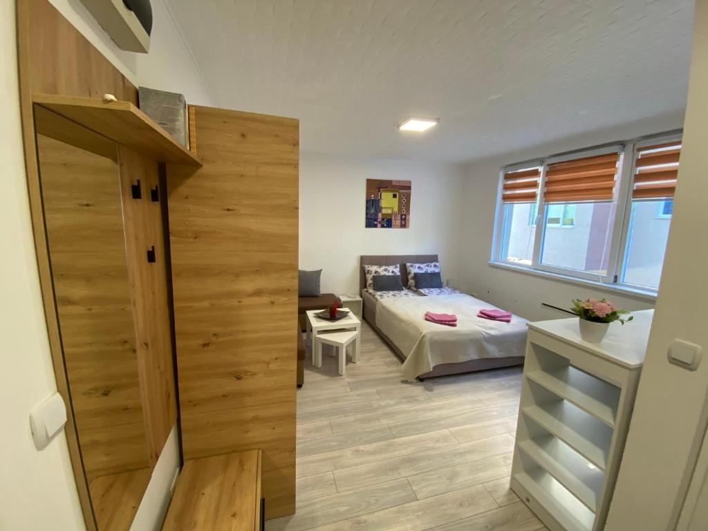Postel nebo postele na pokoji v ubytování Apartmani Krčmarica 9