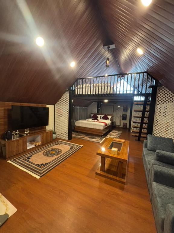 un ampio soggiorno con un letto e un divano di Nirvana Resort a Nagarkot