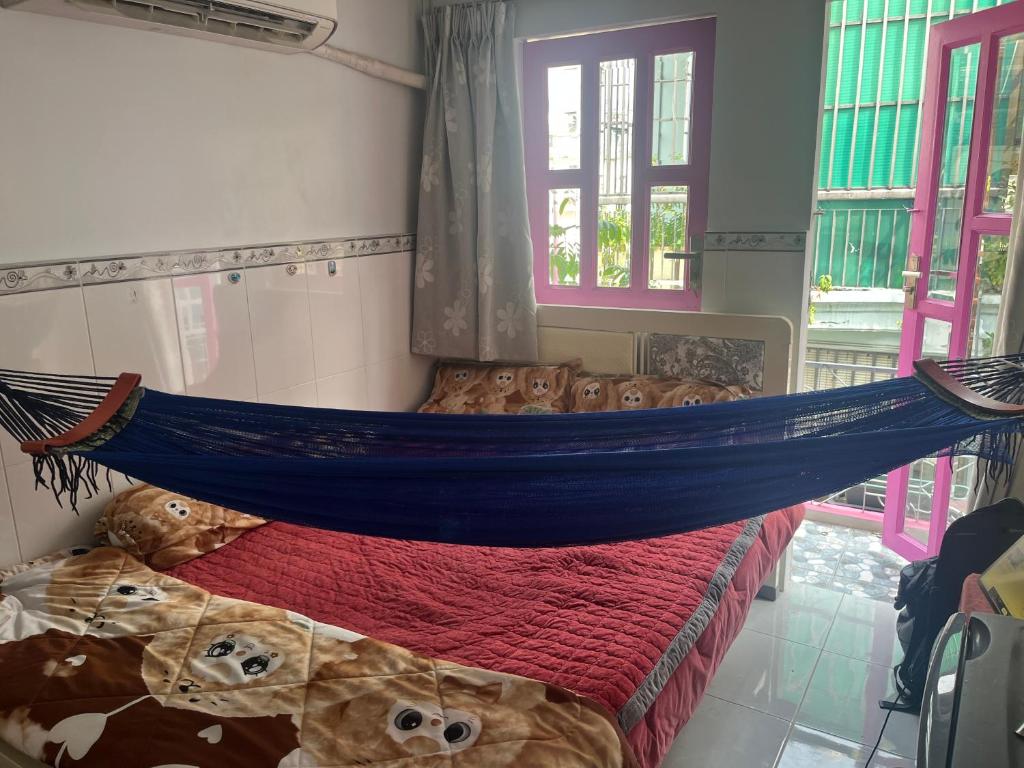 Rúm í herbergi á Hammock House Homestay