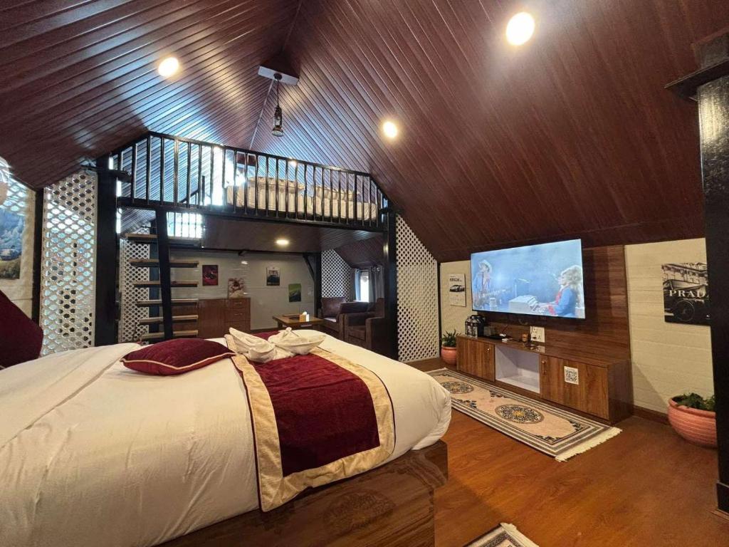 una camera da letto con un letto grande e una TV a schermo piatto di Nirvana Resort a Nagarkot