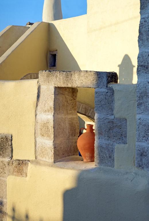 a vase sitting in the corner of a building at Abramis Rooms in Mitáta