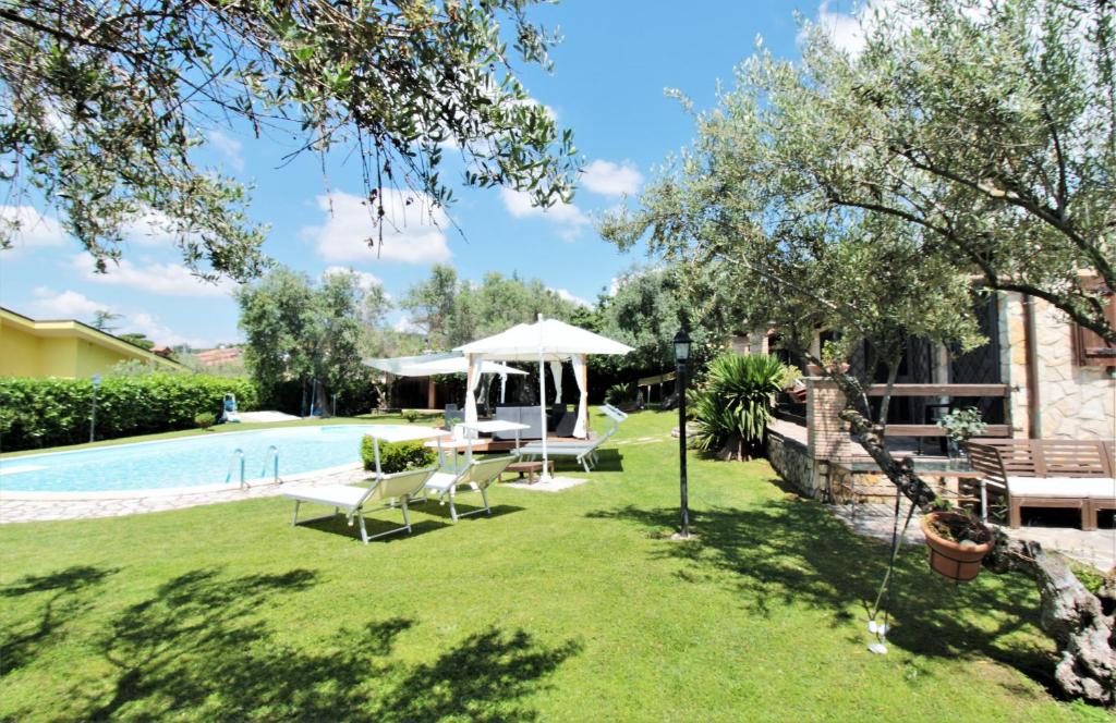- un jardin avec une table et des chaises à côté d'une piscine dans l'établissement Villa di Lago Albano - Castel Gandolfo, à Albano Laziale 67 autres photos