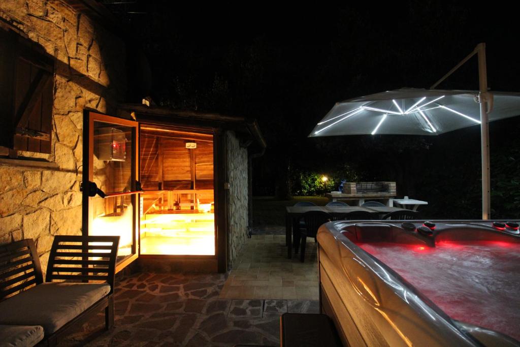 - une terrasse la nuit avec une table et un parasol dans l'établissement Villa di Lago Albano - Castel Gandolfo, à Albano Laziale