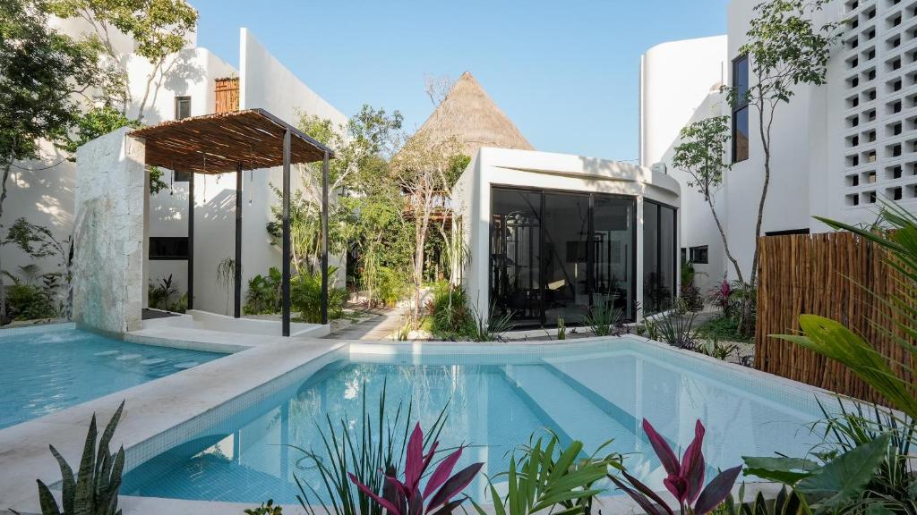 สระว่ายน้ำที่อยู่ใกล้ ๆ หรือใน Divine House with private roof and pool only 1km from the Beach