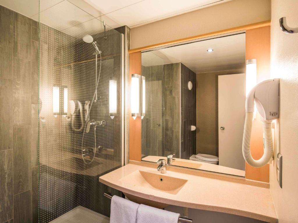Koupelna v ubytování ibis Metz Nord