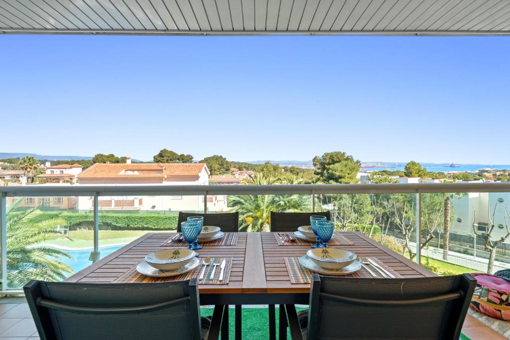 a dining table and chairs on a balcony with a view at Apartamento Martin y Rose en Salou in Salou