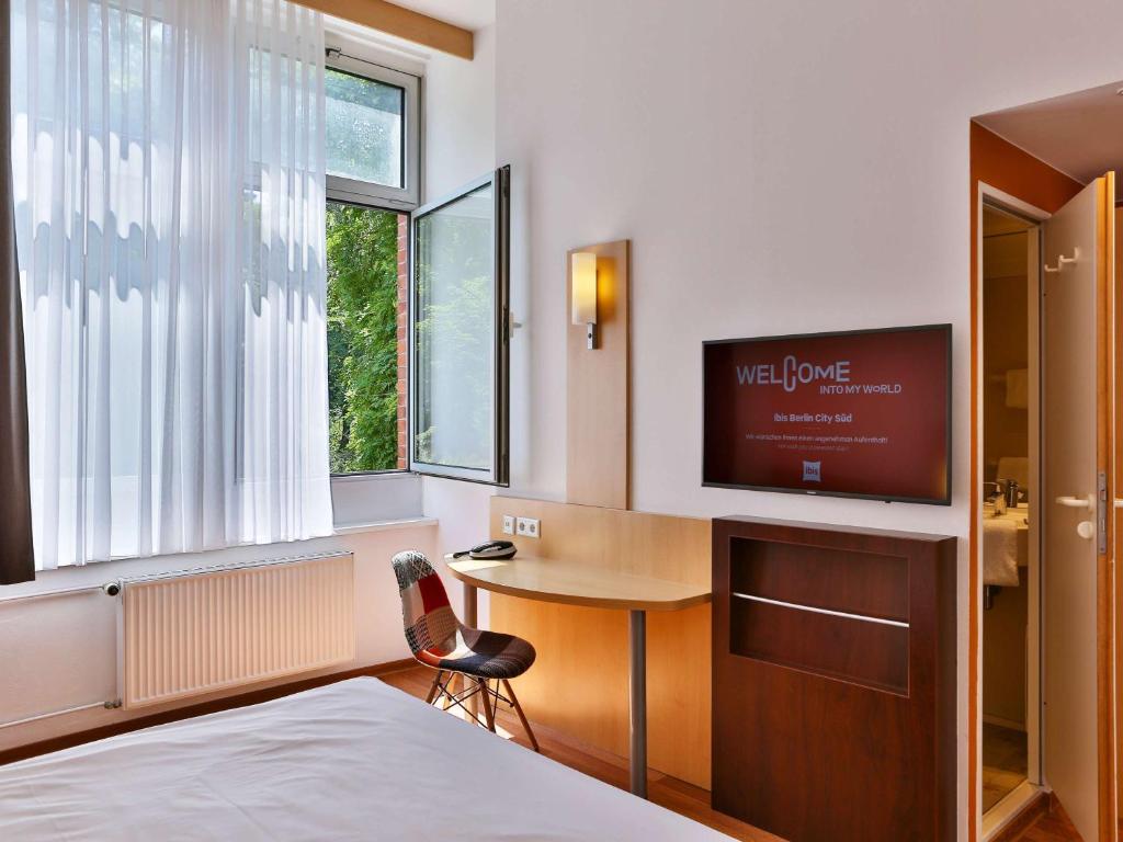 TV a/nebo společenská místnost v ubytování ibis Berlin City Süd