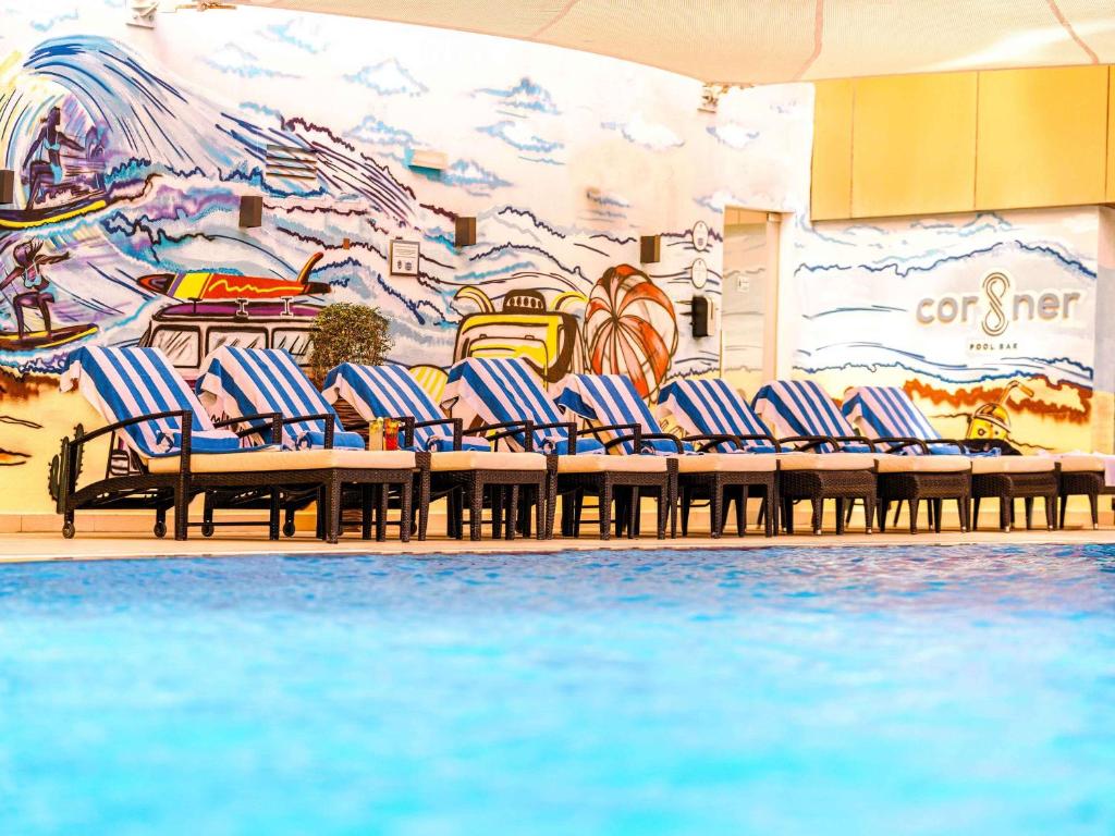Bazén v ubytování Mercure Dubai Barsha Heights Hotel Suites And Apartments nebo v jeho okolí