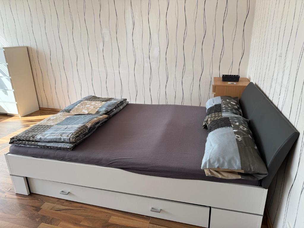 Postel nebo postele na pokoji v ubytování Gesamte Unterkunft WLAN & Parkplatz - Backnang
