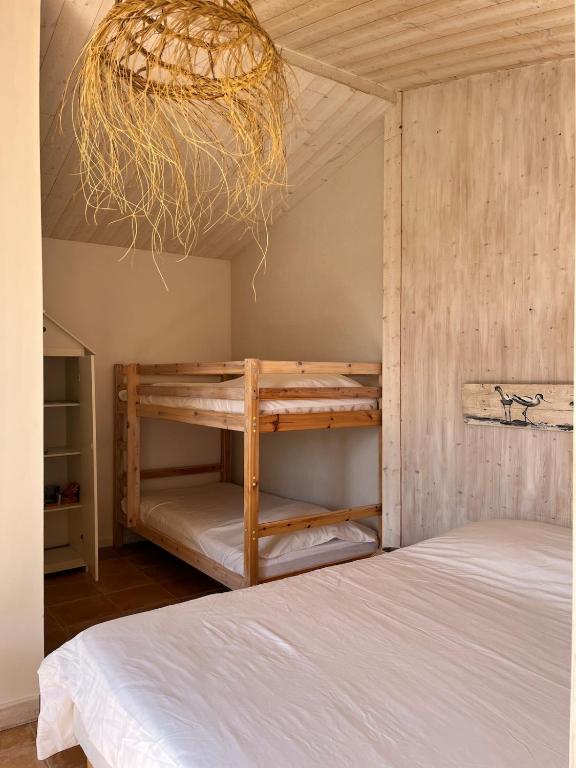 Postel nebo postele na pokoji v ubytování Maison 5 min de l'océan avec jardin