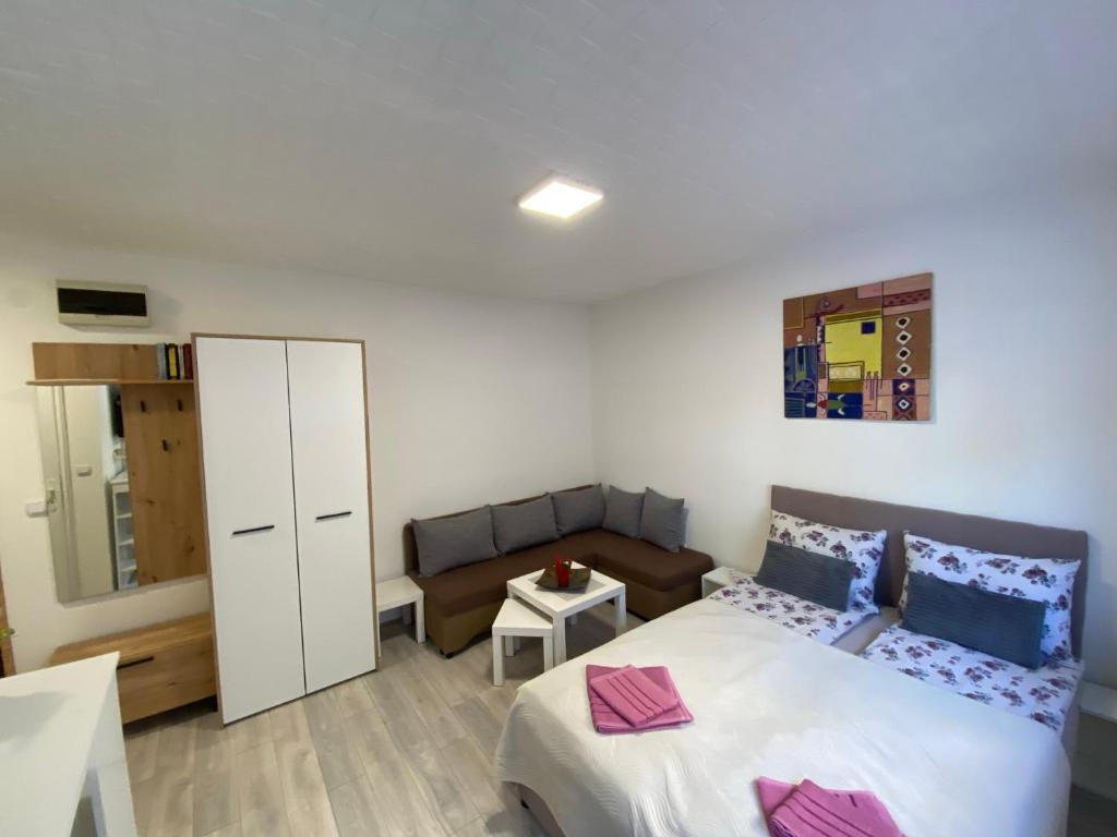 Postel nebo postele na pokoji v ubytování Apartmani Krčmarica 9