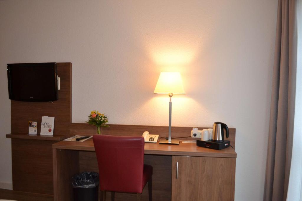 Příslušenství pro přípravu čaje a kávy v ubytování Best Western Hotel Erlangen