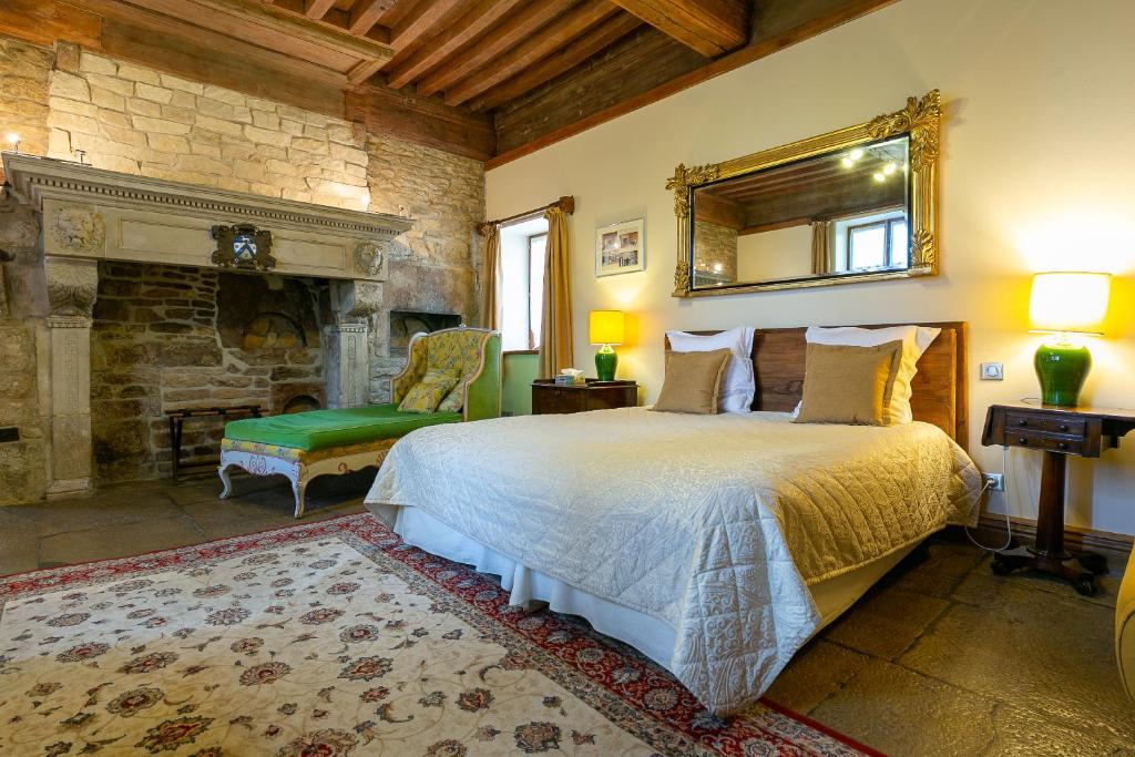 Postel nebo postele na pokoji v ubytování Hôtel Les Deux Chèvres Gevrey-Chambertin