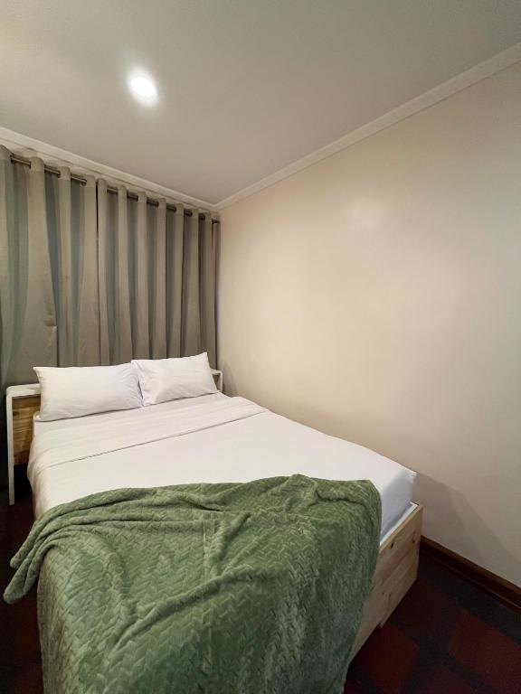 Postel nebo postele na pokoji v ubytování JCGA Apartments' Rustic Chic Cabins-Near Botanical Garden and SM Baguio