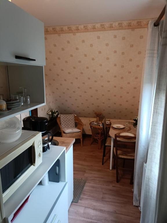 Kuchyň nebo kuchyňský kout v ubytování Maison d'hôtes Les Vallées