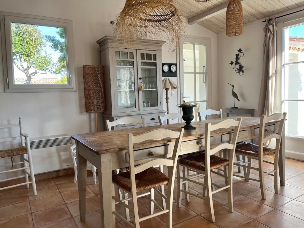 Kuchyň nebo kuchyňský kout v ubytování Maison 5 min de l'océan avec jardin