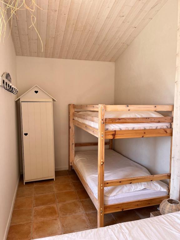 Postel nebo postele na pokoji v ubytování Maison 5 min de l'océan avec jardin
