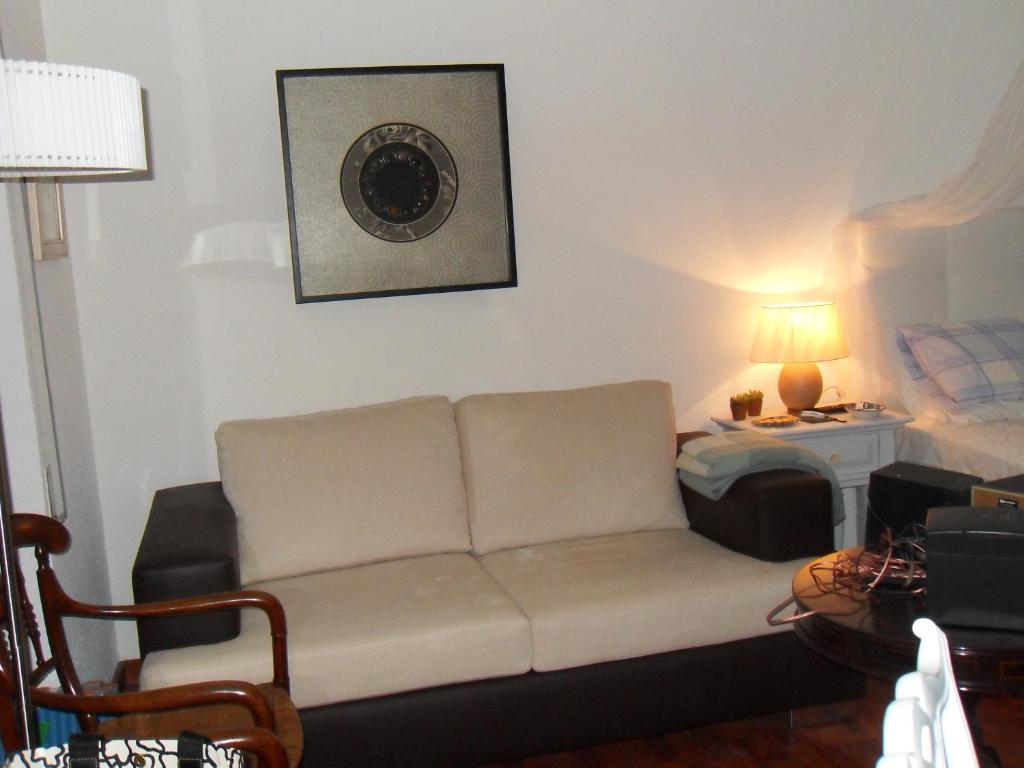 sala de estar con sofá y cama en Beach and City Apartment, en Portimão