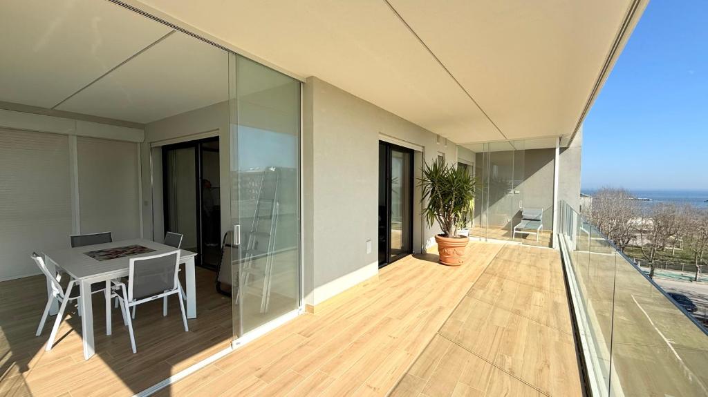 a balcony of a house with a table and chairs at CN003 - Cesenatico, bilocale fronte mare con terrazzo panoramico in Cesenatico