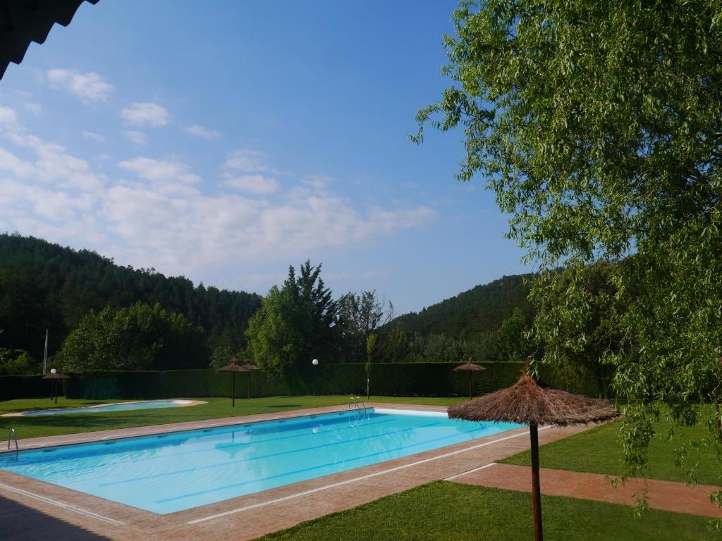 Bazén v ubytování Càmping Riera Merlès nebo v jeho okolí