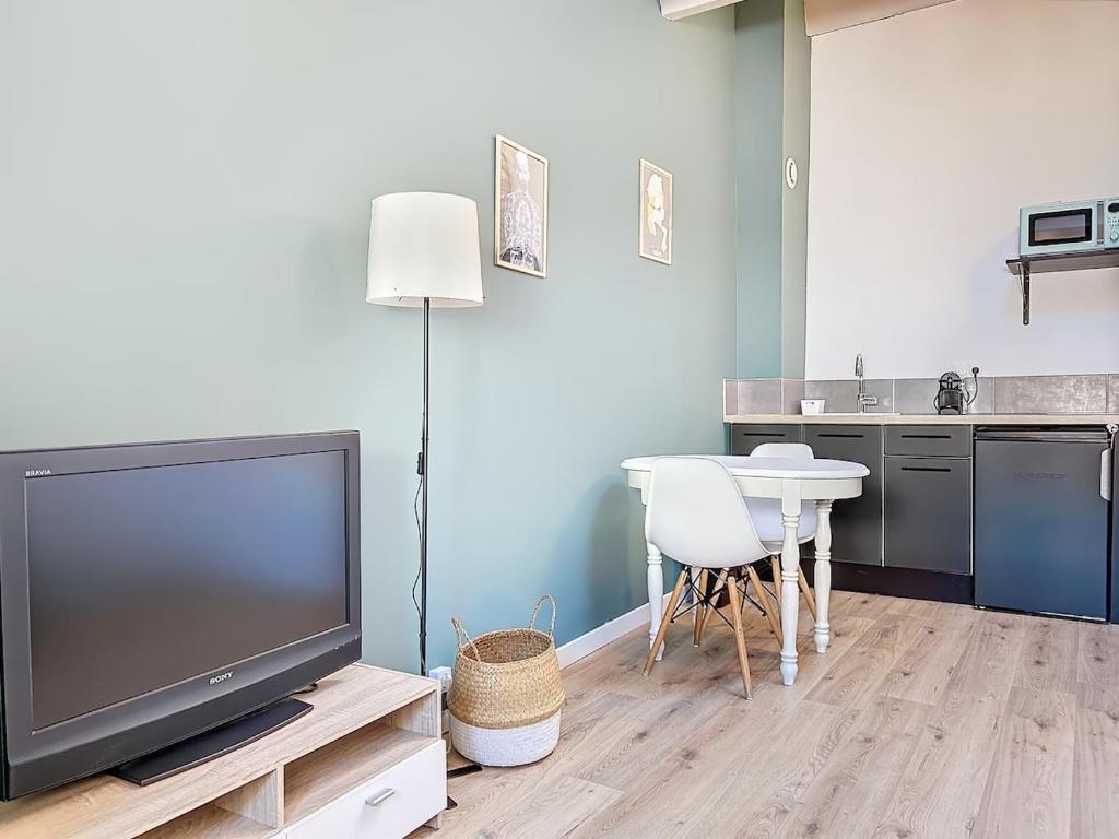 Il comprend un salon avec une télévision à écran plat et une cuisine. dans l'établissement Studio centre historique, à Toulon