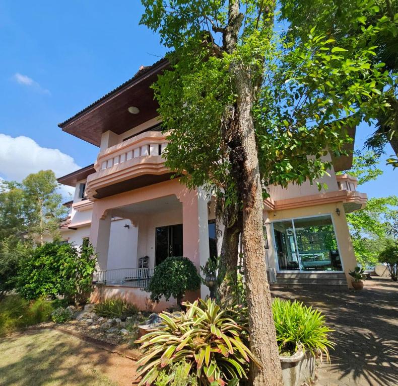 Ban Tha KupにあるWooden house and birdsong2の前に木がある家