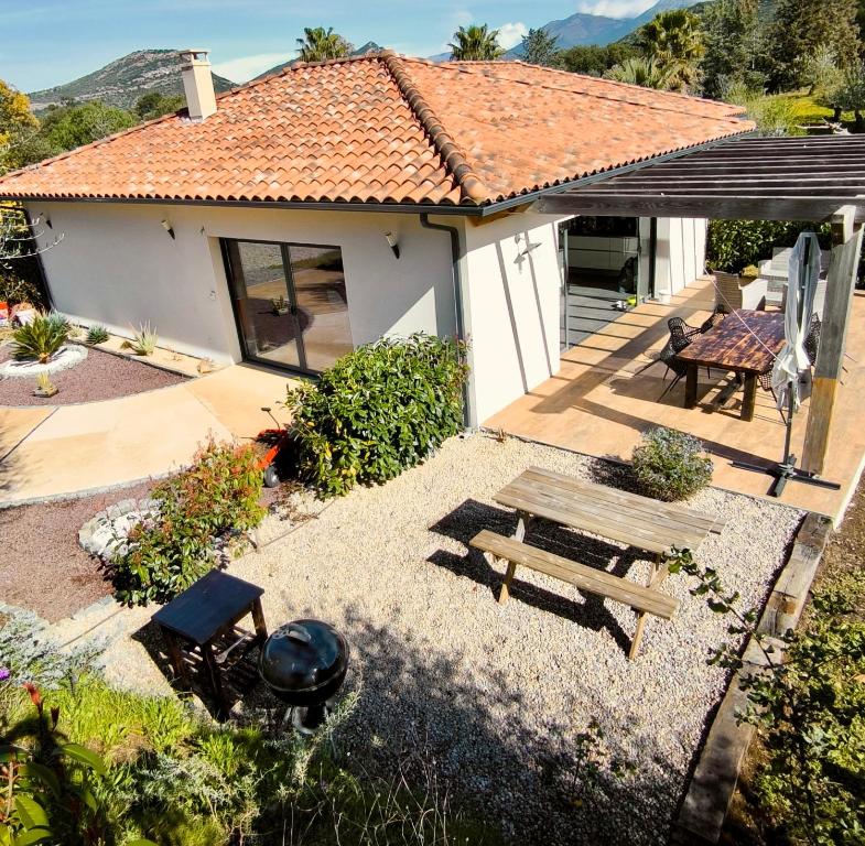 une arrière-cour avec une table de pique-nique et un banc dans l'établissement Villa U Sole, à Oletta