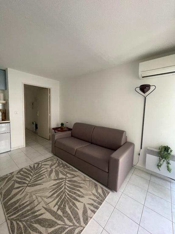 - un salon avec un canapé et une lampe de chevet dans l'établissement Cœur de Nice, à Nice