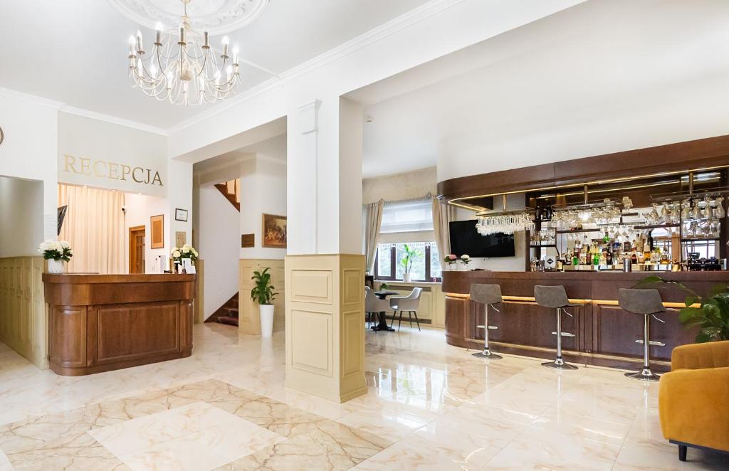 Televízia a/alebo spoločenská miestnosť v ubytovaní Hotel Arkadia