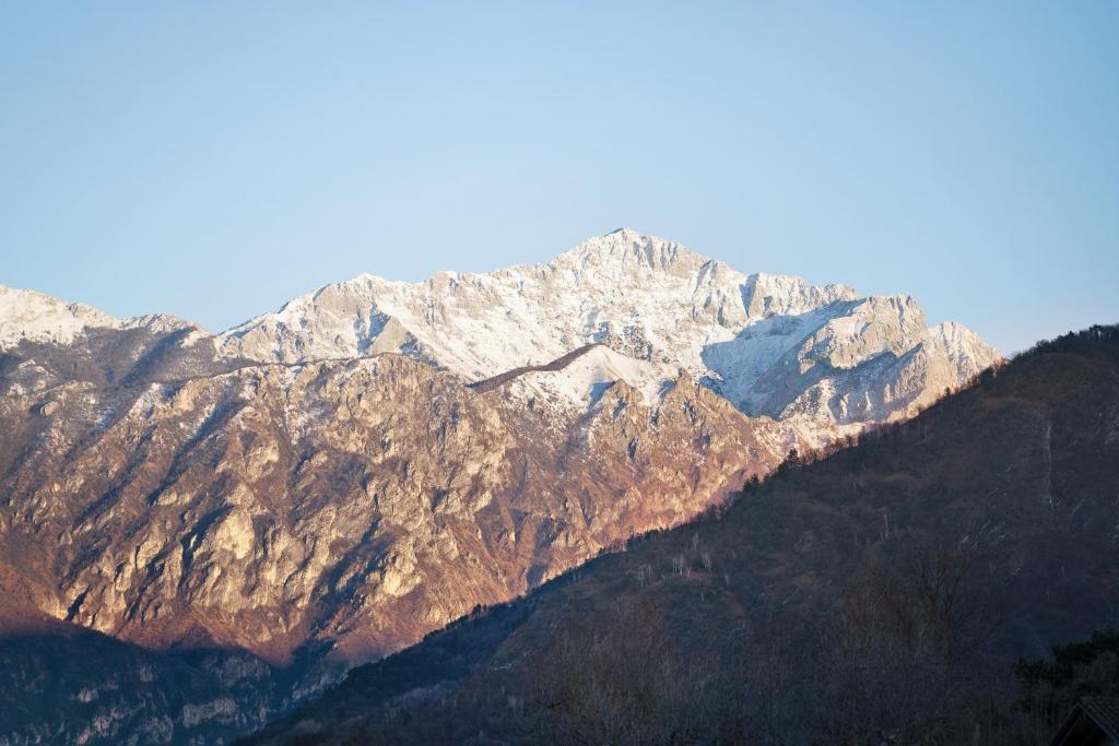 A general mountain view or a mountain view taken from Az apartmant