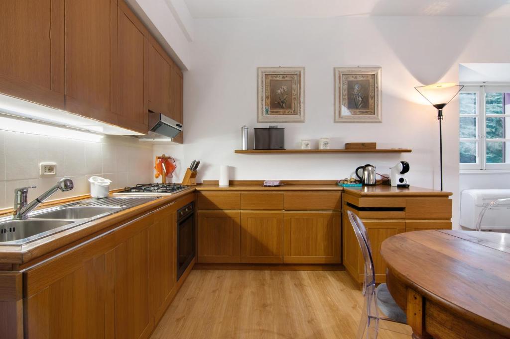 A kitchen or kitchenette at La Contessa - Lenno