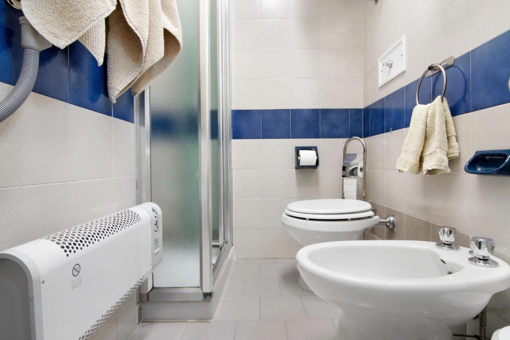 A bathroom at La Contessa - Lenno