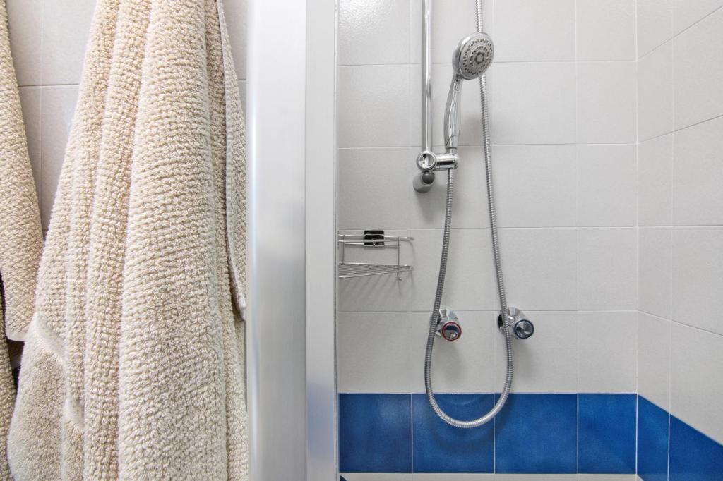 A bathroom at La Contessa - Lenno