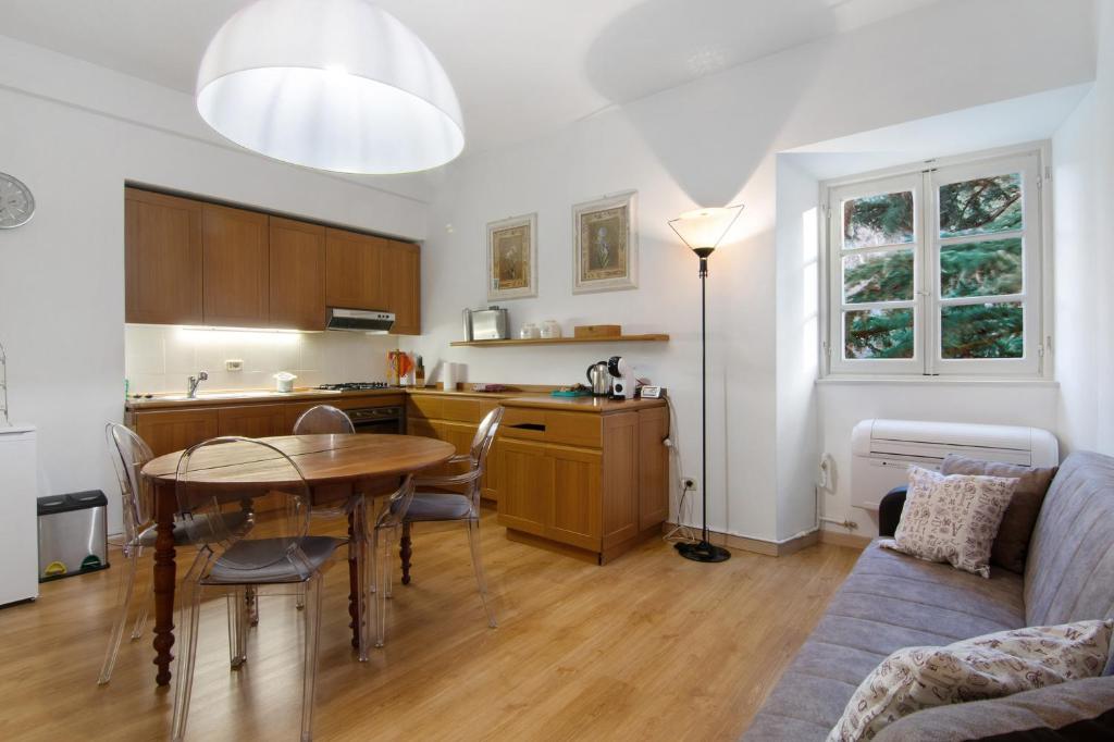 A kitchen or kitchenette at La Contessa - Lenno