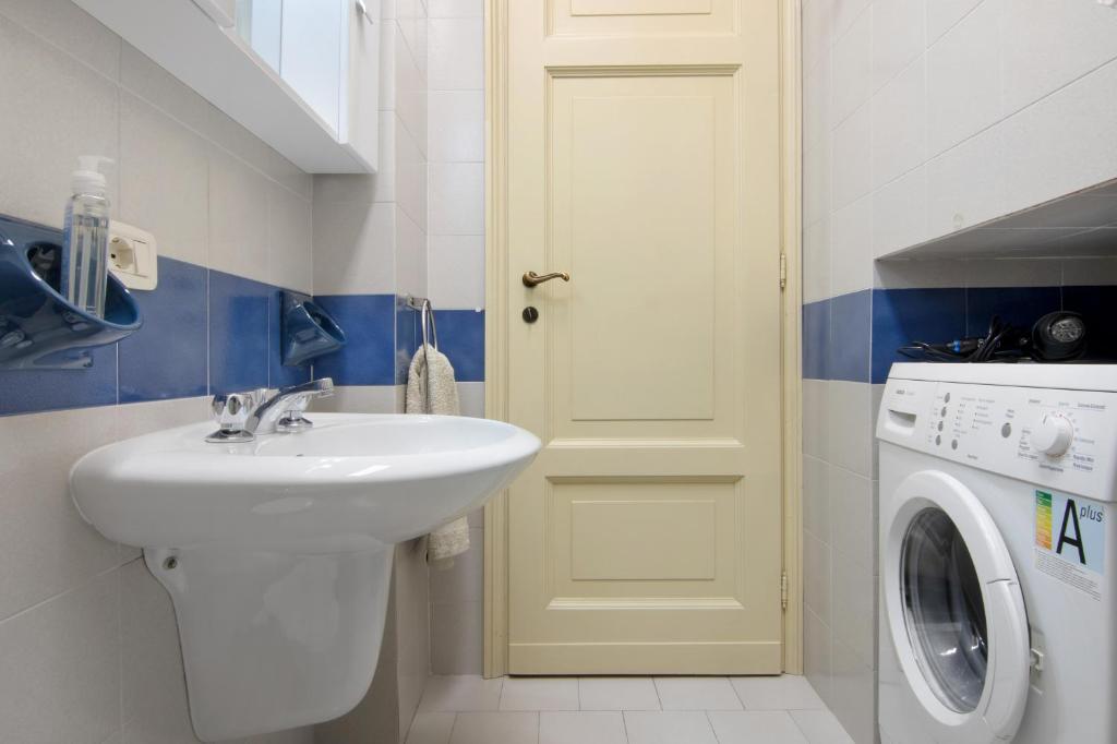 A bathroom at La Contessa - Lenno