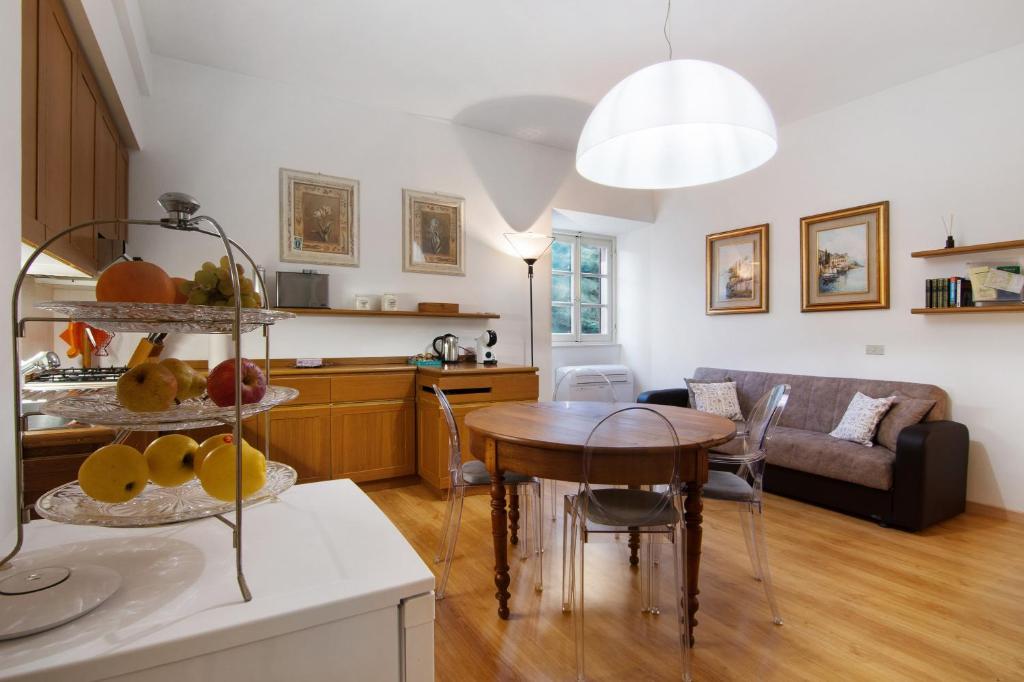 A kitchen or kitchenette at La Contessa - Lenno