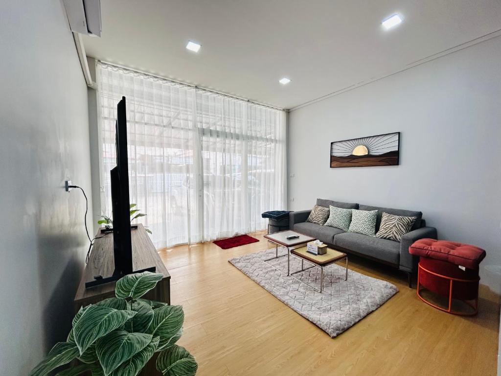 een woonkamer met een bank en een tafel bij Sun sun house in Chiang Mai