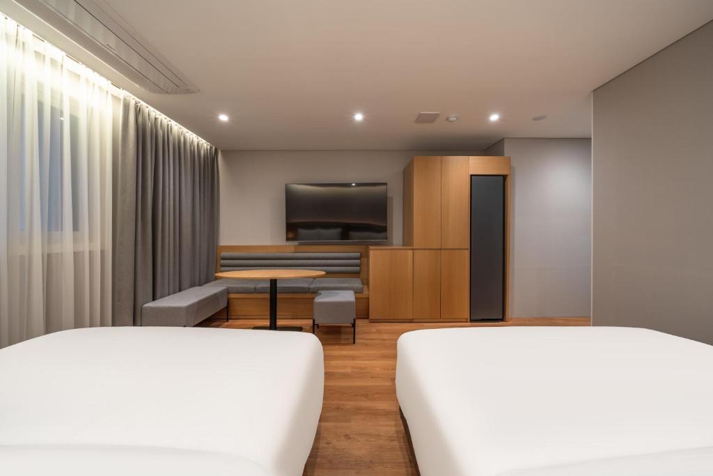 Postel nebo postele na pokoji v ubytování Comfort inn Yeouido