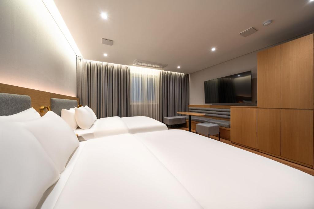 Postel nebo postele na pokoji v ubytování Comfort inn Yeouido