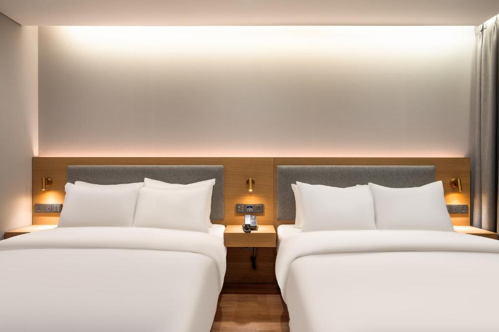 Postel nebo postele na pokoji v ubytování Comfort inn Yeouido