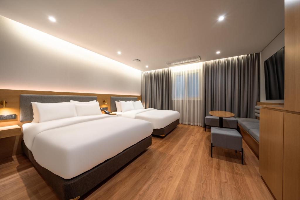 Postel nebo postele na pokoji v ubytování Comfort inn Yeouido