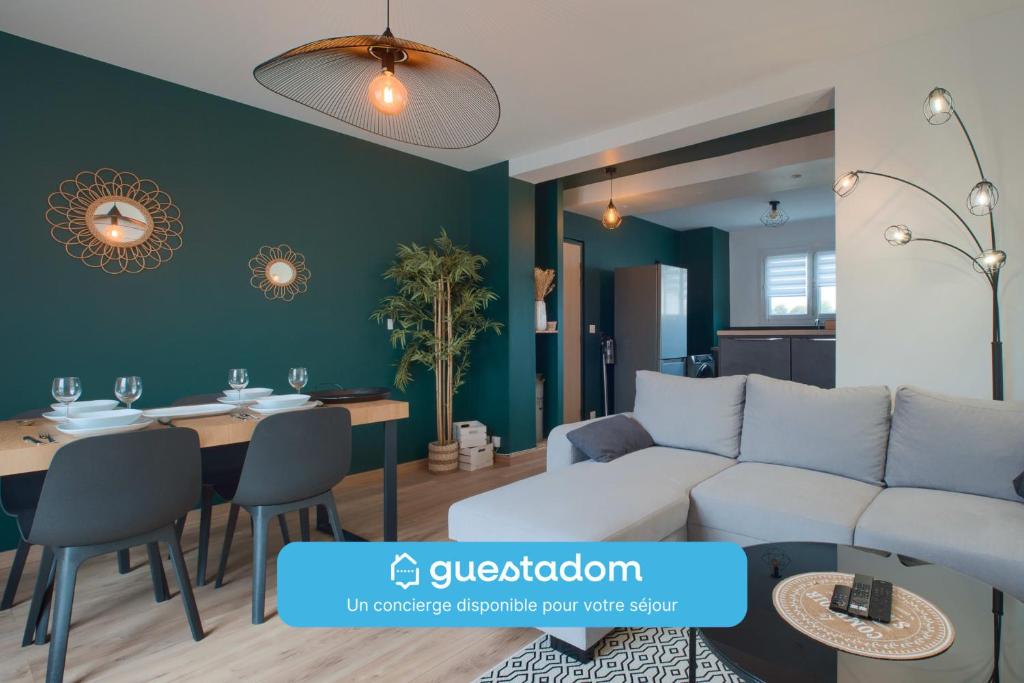 un salon avec un canapé blanc et une table dans l'établissement Le Solférino Balcon Parking Wifi, à Laval