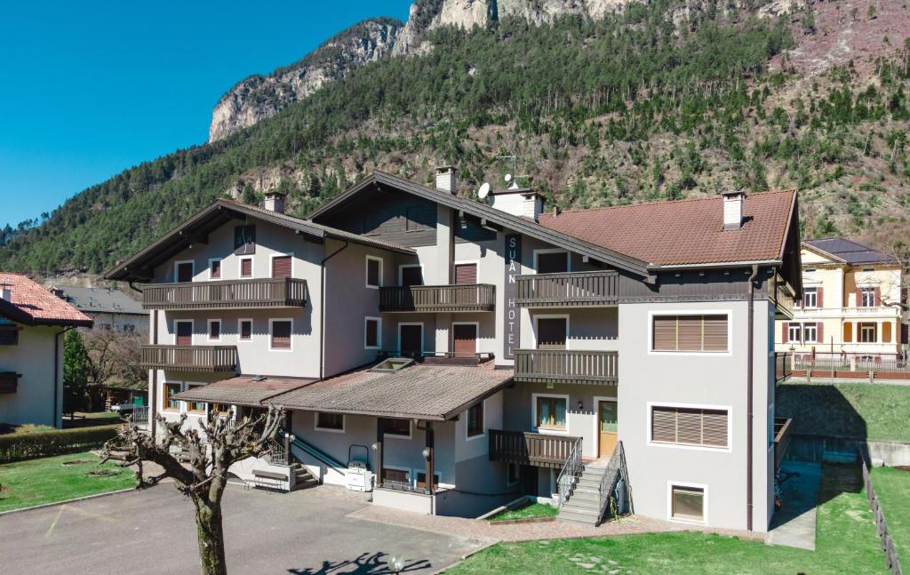 Nespecifikovaný výhled na hory nebo výhled na hory při pohledu z hotelu