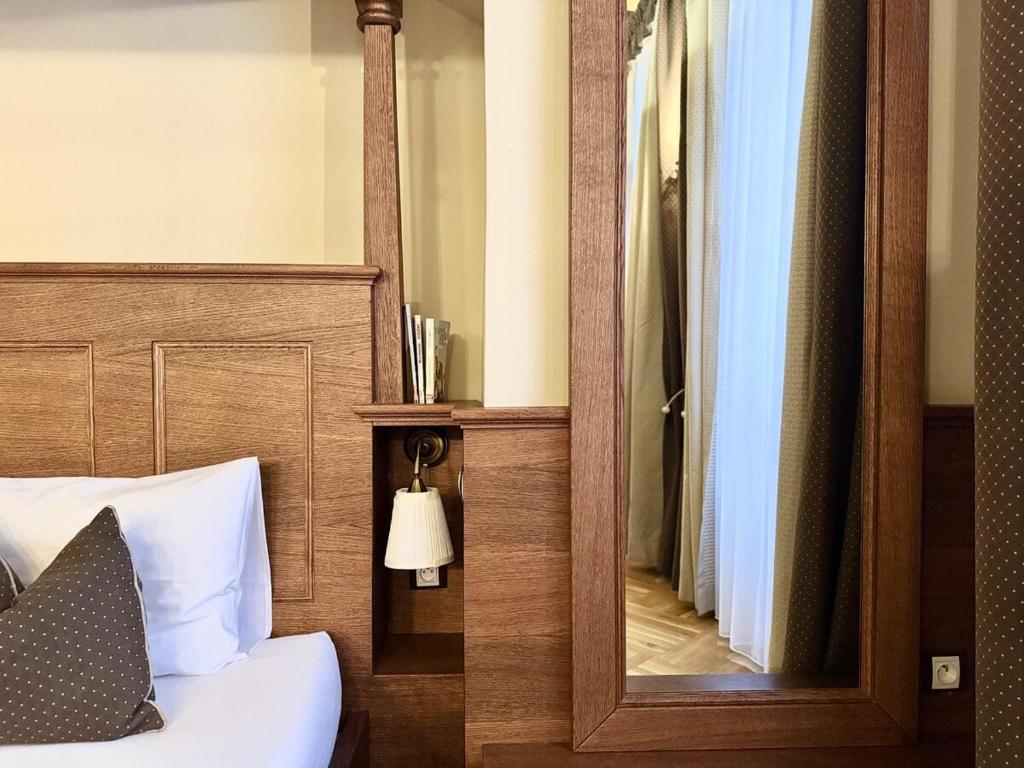 Łóżko lub łóżka w pokoju w obiekcie Traditional Prague Apartment