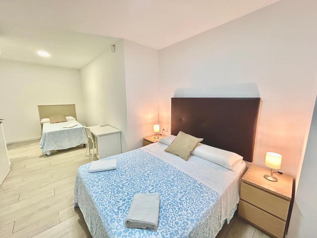 pokój hotelowy z łóżkiem i 2 łóżkami w obiekcie HOSPEDAJE LA PAZ w Madrycie