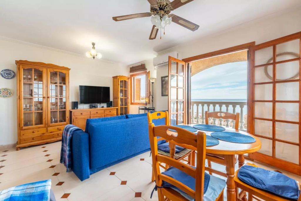 Televízia a/alebo spoločenská miestnosť v ubytovaní 001 CABOMAR I CON VISTAS AL MAR