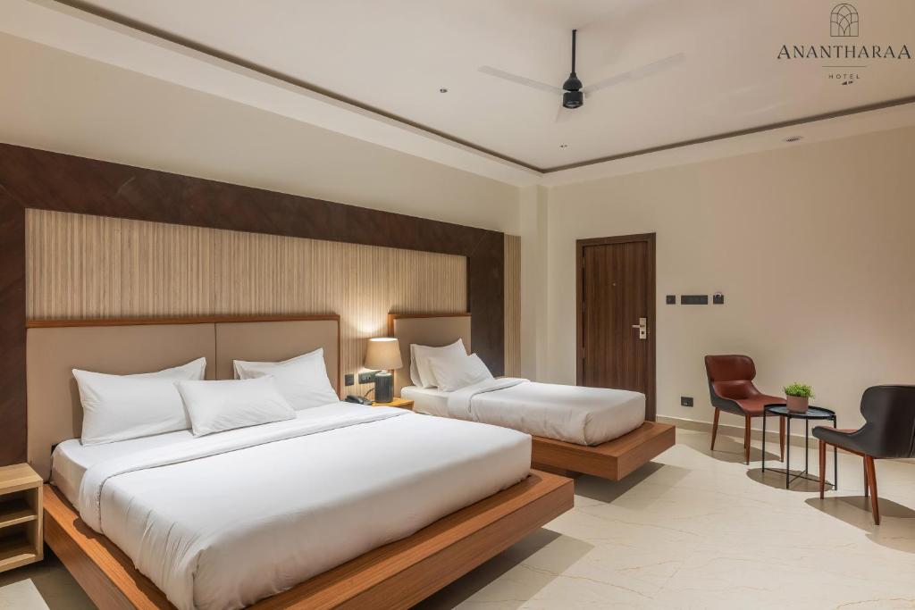 Postel nebo postele na pokoji v ubytování Anantharaa Hotel