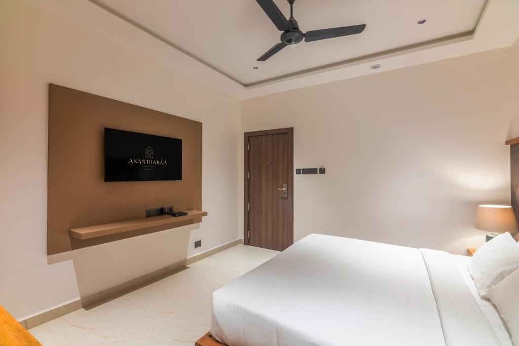 Postel nebo postele na pokoji v ubytování Anantharaa Hotel
